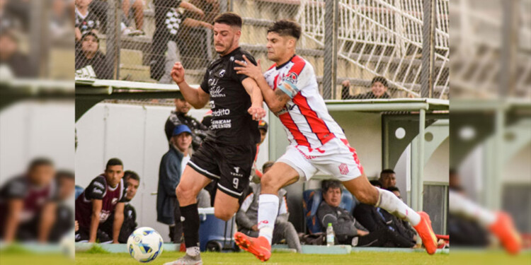 GUAPEZA. Juan Franzoni, de Central Norte, aguanta el empujón de su rival. (Foto: Prensa Central Norte)