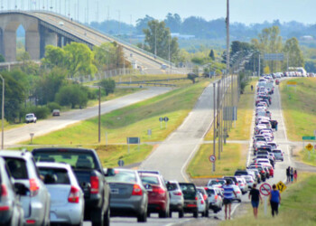 “Con el dinero que usas en un día acá, comés cuatro días en Argentina”