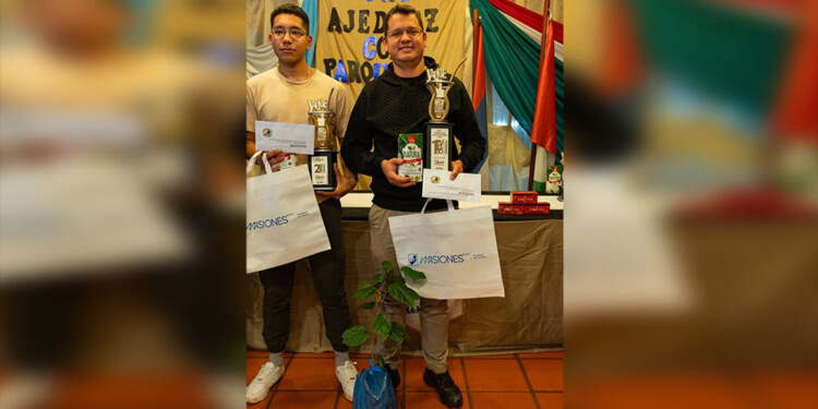 EL CAMPEÓN. Emmanuel, campeón invicto del torneo, junto a Esterio.