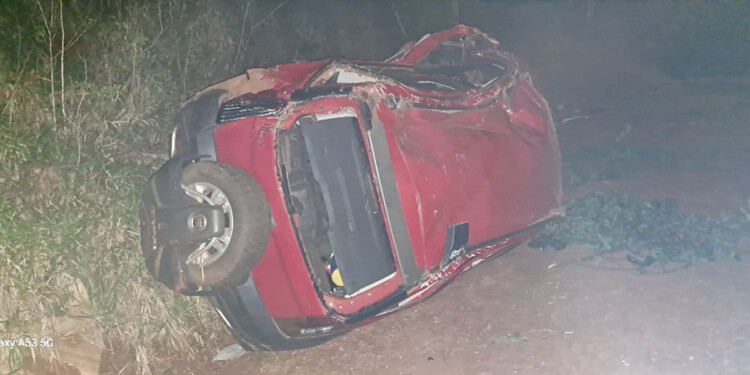 VUELCO. El Fiat del que se arrojó el sospechoso, tras golpear a su ex en el camino según el relato de la víctima.