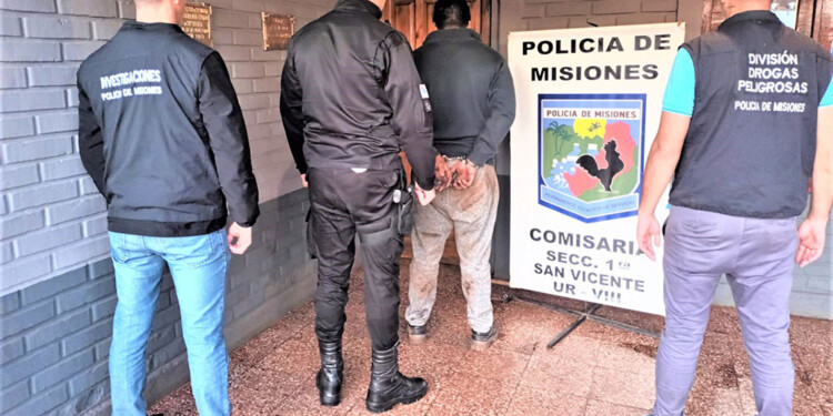 RODEADO. No fue tarea sencilla aprehender al hombre buscado, opuso resistencia y rompió parte de un móvil policial.