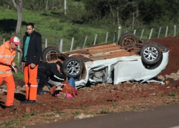 Dos heridos en violento vuelco cerca de la rotonda de San José
