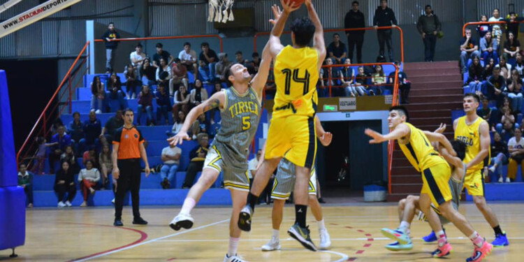 EN JUEGO. Siglo se hizo fuerte como local y volvió a la cima de la tabla. (Gentileza Misiones Basket)