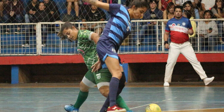PELEADO. Belén Zárate intenta frenar el avance de Macarena Bustos. (Gentileza Solo Futsal)