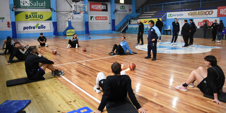 PUESTA A PUNTO. Los jugadores comenzaron ayer con los movimientos en el microestadio de la avenida San Luis.