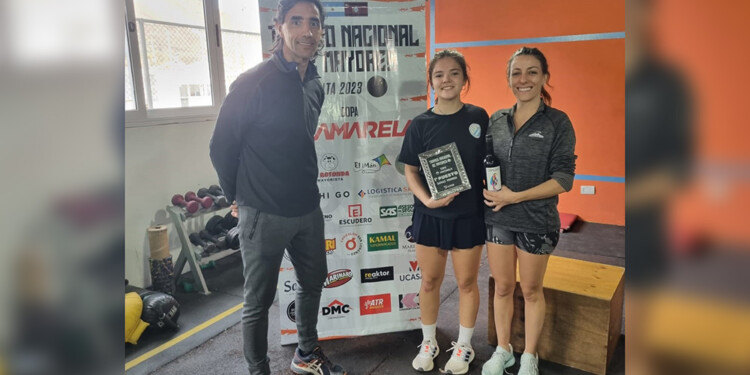 CON SU PREMIO. Paula recibió su trofeo tras quedarse con un nuevo título.