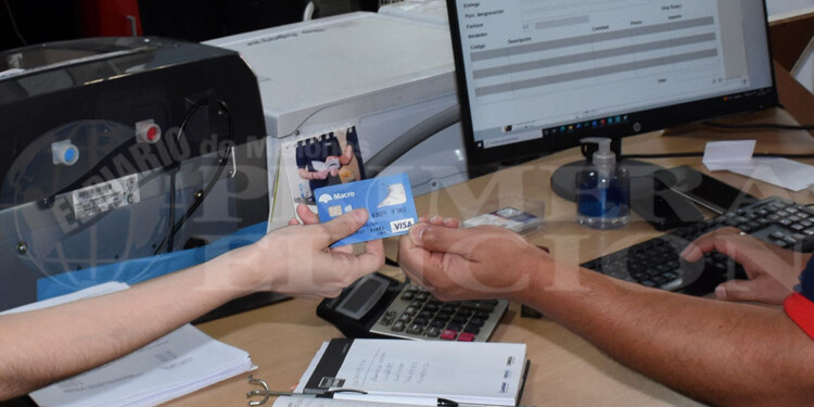 ELEMENTAL. El pago con plástico permite al consumidor comprar en cuotas, la preocupación del comerciante es la gran demora para que se le acredite ese efectivo y en un panorama de revuelo donde todo cambia, hay temores.