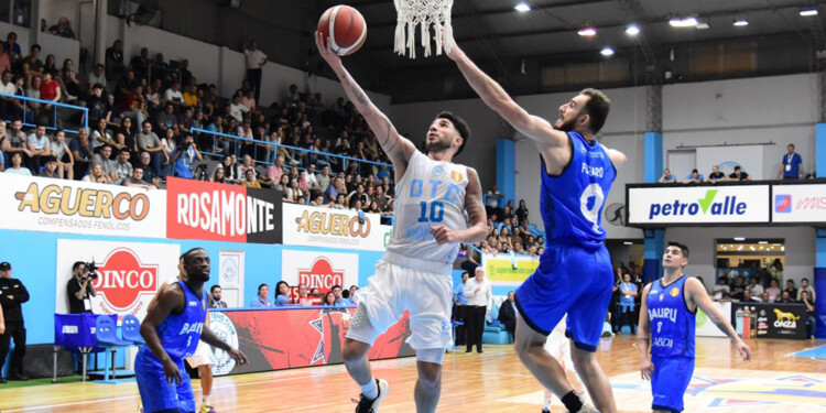 HISTÓRICO. El Cele, ante su gente, en el recordado triunfo sobre Baurú (Archivo)