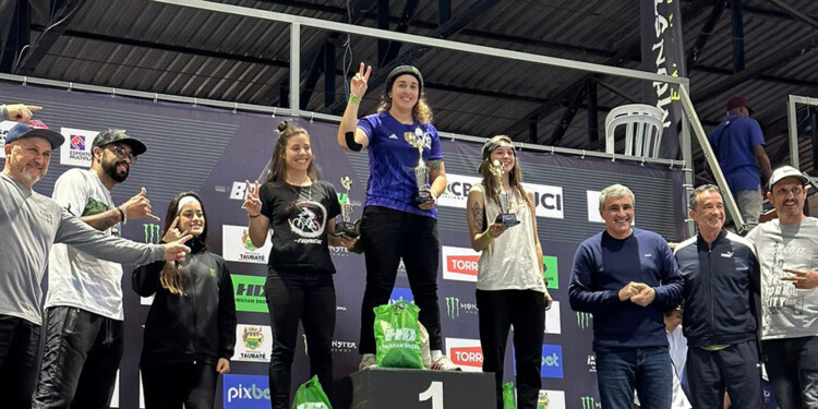 EN LO MÁS ALTO. Analía, con el oro en el primer lugar del podio, en el certamen brasileño que se disputó el finde.