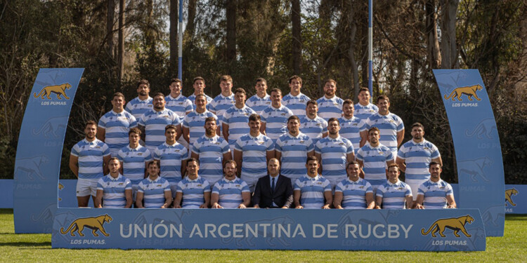 MOMENTO INOLVIDABLE. El misionero Bogado, segundo desde la izquierda y en la fila de arriba, ayer en la sesión.