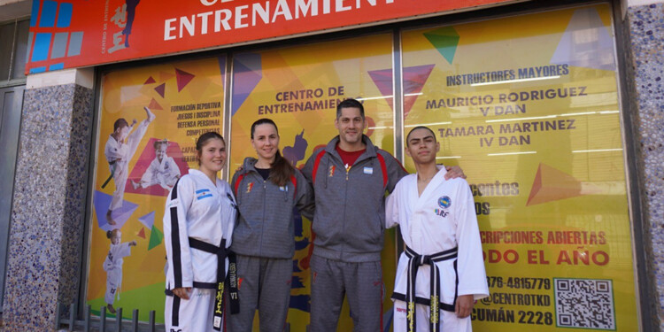 DEDICACIÓN. Larrosa y Penida, junto a los entrenadores Martínez y Rodríguez. La previa será en Villa Carlos Paz.