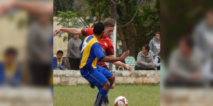 A PURA GAMBETA. La Liga programó una nueva fecha del torneo 70° Aniversario (Gentileza Facebook Atl. Garuhapé)