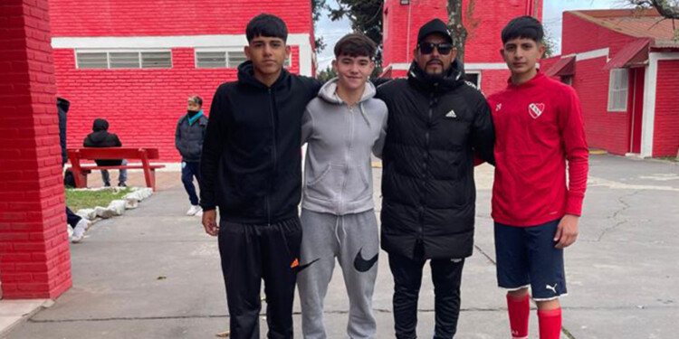 POR UN SUEÑO. Lentini, Esteche y Sosa, en Independiente, junto a Da Silva.