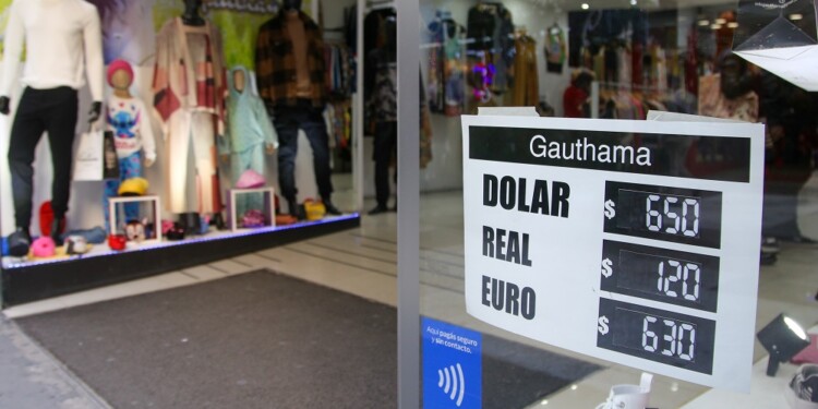 zzzznacp2NOTICIAS ARGENTINAS BAIRES, AGOSTO 14: Comercios de la peatonal Florida del centro porteño  muestran en su vidriera la cotización del dólar ofrecida a los turistas extranjeros.  Foto NA: DANIEL VIDESzzzz