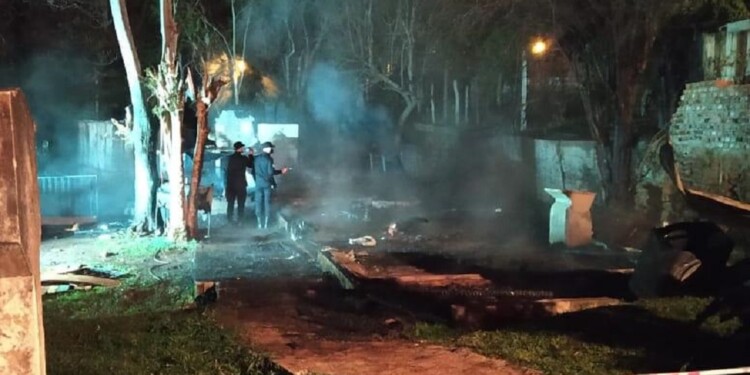 RESTOS. Cuando los bomberos apagaron el incendio encontraron los cuerpos calcinados del padre y su hijo.