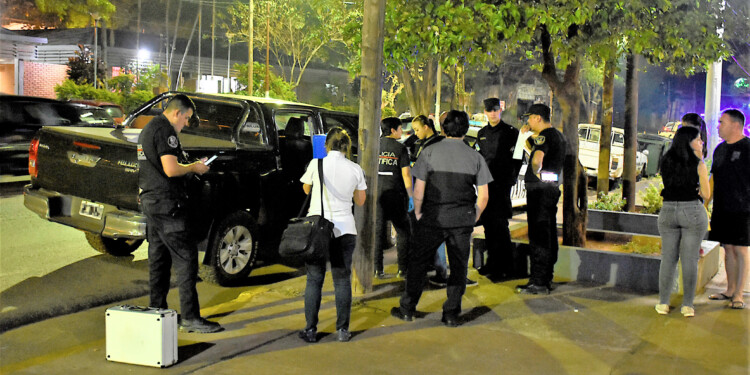 AVENIDA TAMBOR DE TACUARÍ. La Policía Científica recogió muestras y evidencias en la camioneta involucrada.