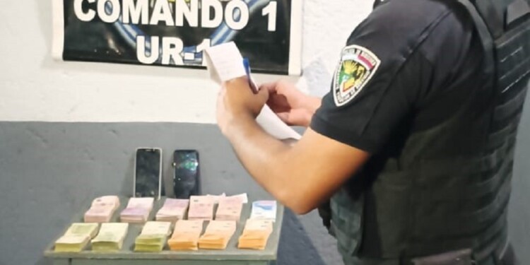 SECUESTRO. El dinero y dos celulares que llevaba consigo la sospechosa.