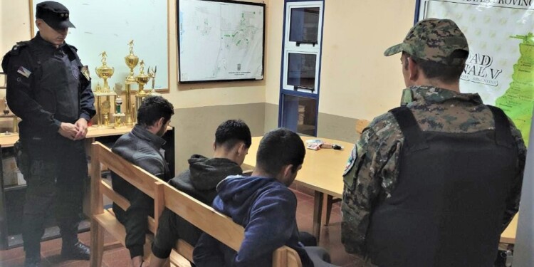 DETENIDOS. Los tres jóvenes paraguayos tienen domicilio en el localidad de Itá Verá cruzando el Paraná a la altura de Wanda.