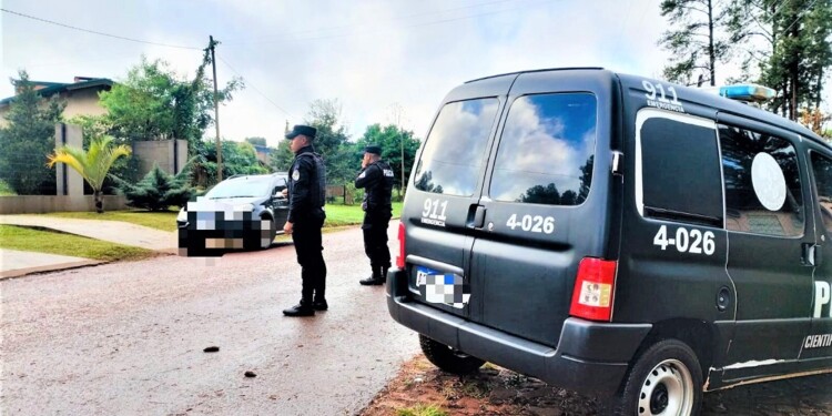 INVESTIGACIÓN. Efectivos de la comisaría Segunda y Policía Científica de la UR-VI en el lugar del asalto.