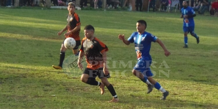 AVANZA. Renzo Martínez, autor del gol, controla la pelota y va para adelante.