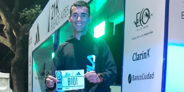 ORGULLO. Agustín, ayer de madrugada, en la previa a una carrera histórica.