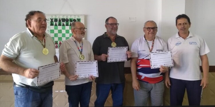 ESTÁN ADENTRO. Los cuatro clasificados junto al árbitro Alejandro Márquez.