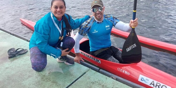 FELICIDAD. Apenas terminó la regata, Ariel buscó a su pareja y se fundieron en un abrazo tras el logro conseguido.