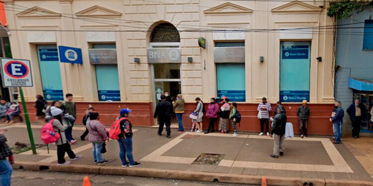SIN BAÑOS. Uno de los bancos Nación apuntados fue el de calle San Martín en Posadas, donde cientos de clientes acuden cada día y reciben una mala atención.