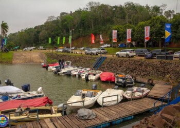 Misioneros se preparan  para pescar en Bella Vista