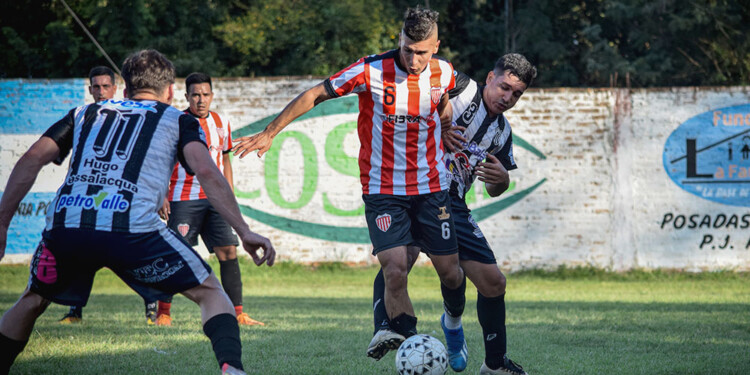 BUENA VENTAJA. Atlético Posadas se hizo fuerte en la antigua capital y consiguió una ventaja que puede ser clave. (Foto gentileza Juan Josè Cabrera).