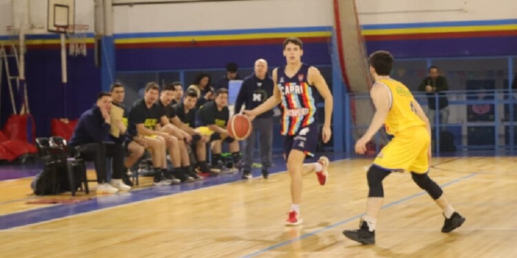 BIEN EN CASA. CAPRI se quedó con el duelo ante Mitre, como local.