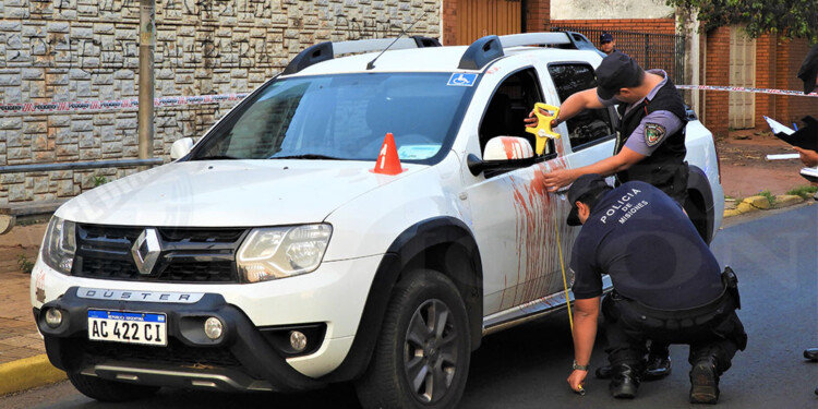 RENAULT OROCH. Rosas tras agredir y abandonar a su familiar en calle Jujuy fue interceptado por policías motorizados en la esquina de Entre Ríos casi San Luis.