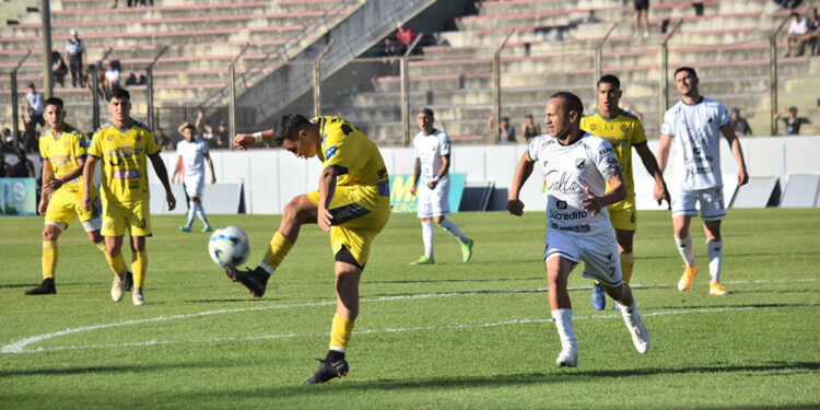 MALA RACHA. Crucero suma seis partidos sin conocer la victoria. Fotos: Gentileza Javier Rueda (El Tribuno)