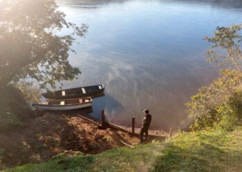 Volcó una canoa en el río Uruguay con tres pescadores, uno desapareció