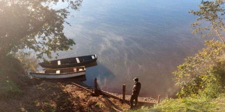 RASTRILLAJES. El joven desaparecido tenía en su poder un chaleco salvavidas, según contaron sus compañeros de pesca a las autoridades. Colabora en la búsqueda junto a la Policía personal de Prefectura con embarcaciones.