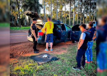 En un control policial, se le cayó del bolsillo una bolsa con cocaína