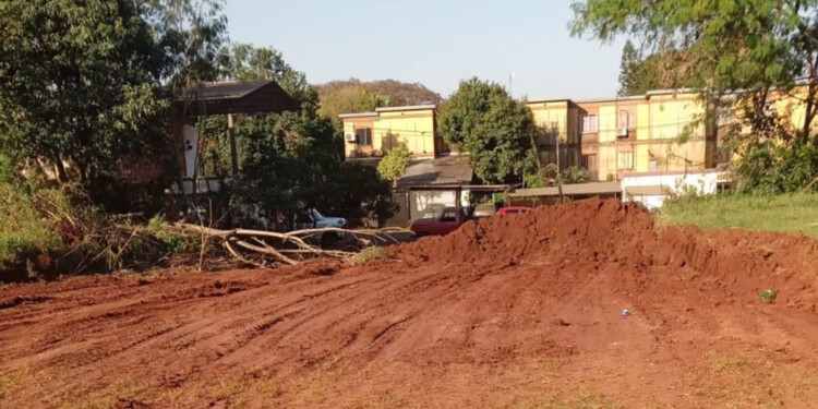 GRAN PÉRDIDA. Los vecinos de diferentes barrios se unieron para reclamar a la comuna respuestas por las obras realizadas en un espacio tradicional de Eldorado donde los chicos jugaron durante años.