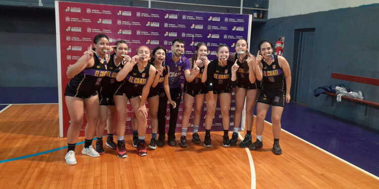 A “LA FELIZ”. Las chicas de El Coatí Sub-15 fueron las campeonas provinciales. (Gentileza Ministerio de Deportes)
