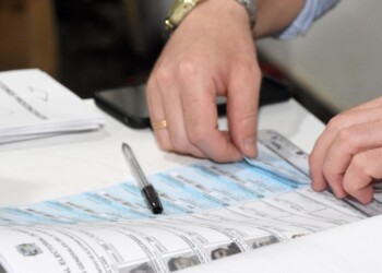 Ausentismo récord y votos en blanco en un escenario de paridad