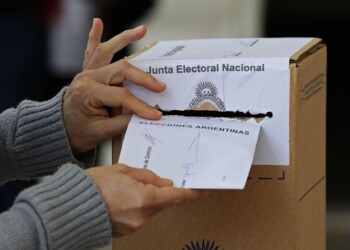 Ausentismo récord y votos en blanco en un escenario de paridad