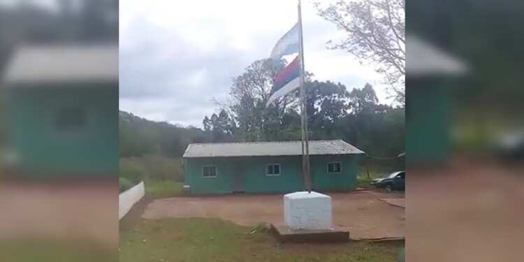 LA PROTESTA. Los padres se concentraron en el predio de la Escuela 724.