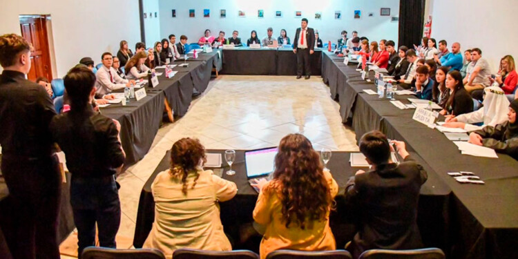 Modelo de las Naciones Unidas con estudiantes de secundario, realizado en San Vicente el 4 de agosto de 2023 (Foto: Municipalidad de San Vicente, publicada en Instagram del Foro ODS)