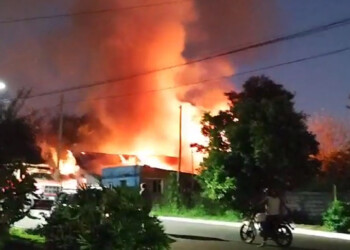 Fue a mirar un incendio con el cabello quemado y terminó detenido