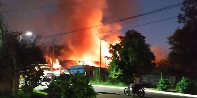 FUEGO EN LA MADRUGADA. Vecinos de Jardín América amanecieron con una humareda intensa sobre el pueblo.