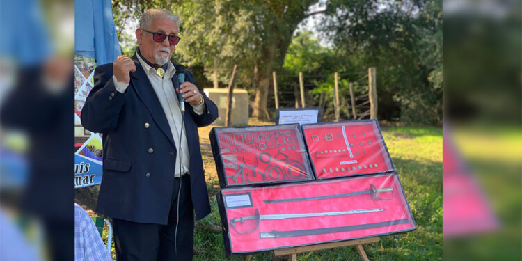 EN ACCIÓN. Gaspar Moreno brinda charlas de la gesta sanmartiniana y lleva consigo parte las piezas históricas para exhibirlas. (Foto: gentileza Gaspar Moreno)