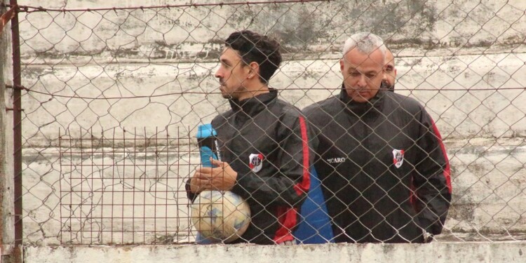 EN MOVIMIENTO. Barinaga, emblema de La Franja, ya comenzó a moverse bajo las órdenes de Dutto (foto) y Young.