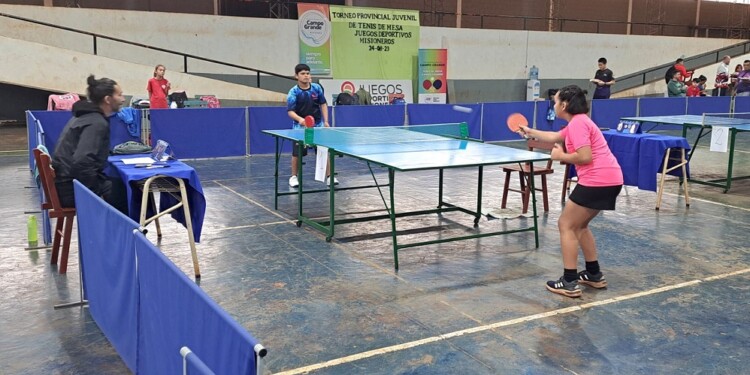 REFLEJOS. Las finales de tenis de mesa tuvieron lugar en el Polideportivo Municipal de Campo Grande.