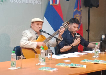 Julio Cáceres presentó su libro de sonetos “Del Silencio y los Caminos”