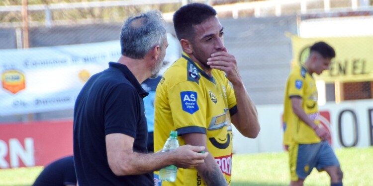 CHARLA E INDICACIONES. Soto y Carlos Macchi, al costado del terreno de juego.