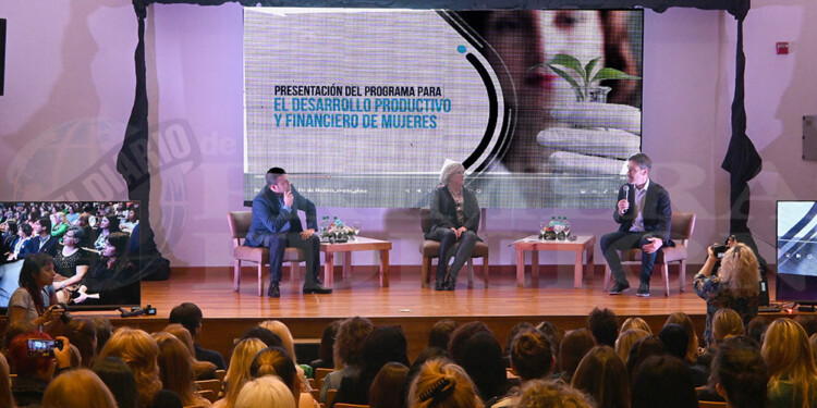 ESCENARIO. Oscar Herrera Ahuad, Viviana Rovira e Ignacio Lamothe.